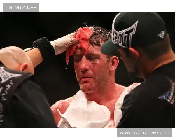 UFC激战到血流如注，医学暂停成为比赛转折点